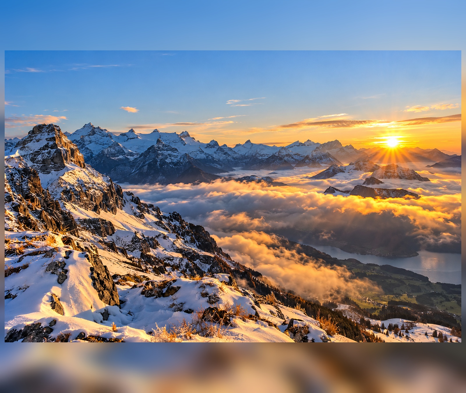 Paesaggio alpino autunnale con neve in alta quota e sole, immagine simbolica per le escursioni in montagna.