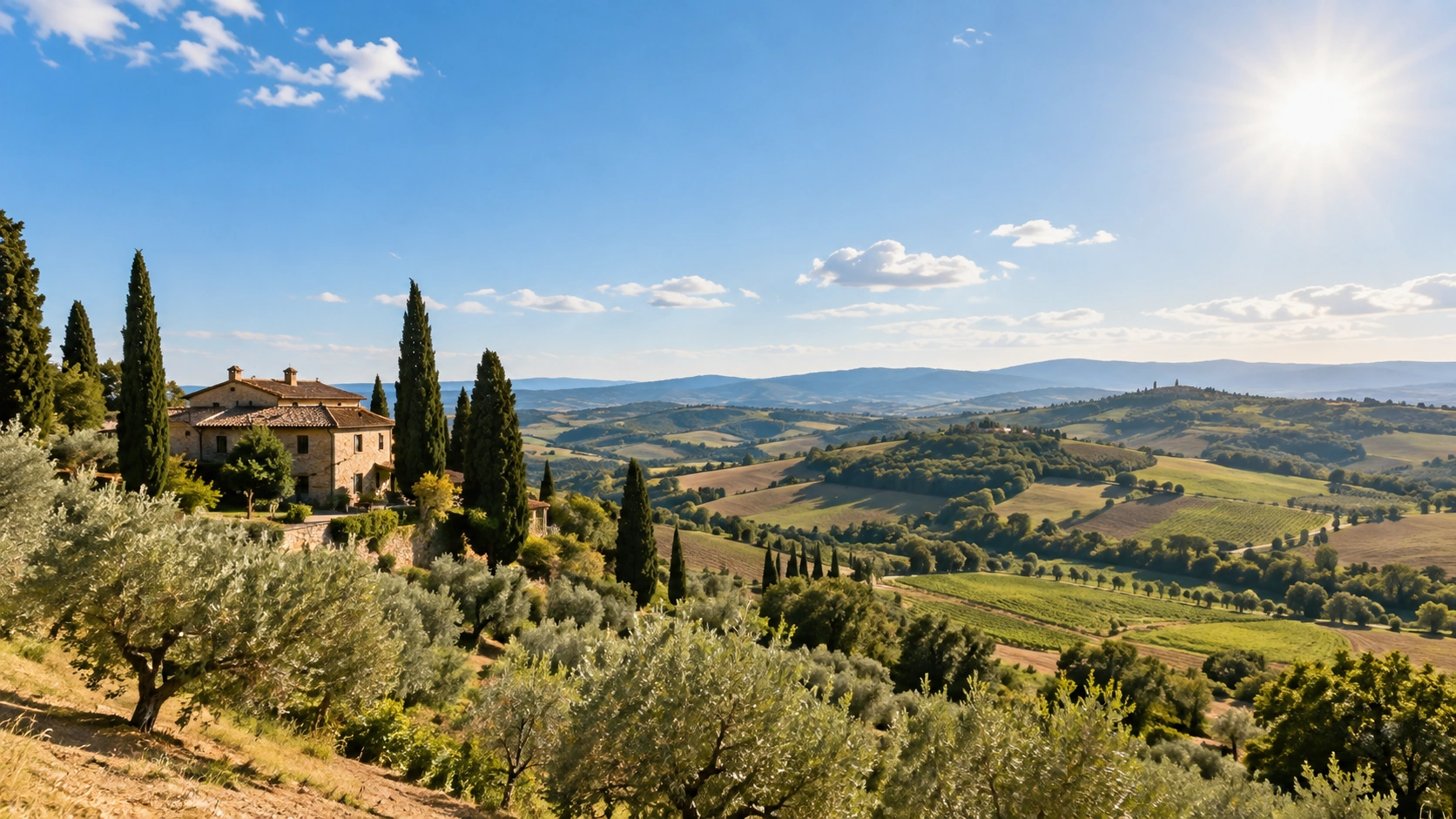 Paesaggio collinare italiano con ulivi, cipressi e cielo sereno come immagine simbolica del tempo stabile