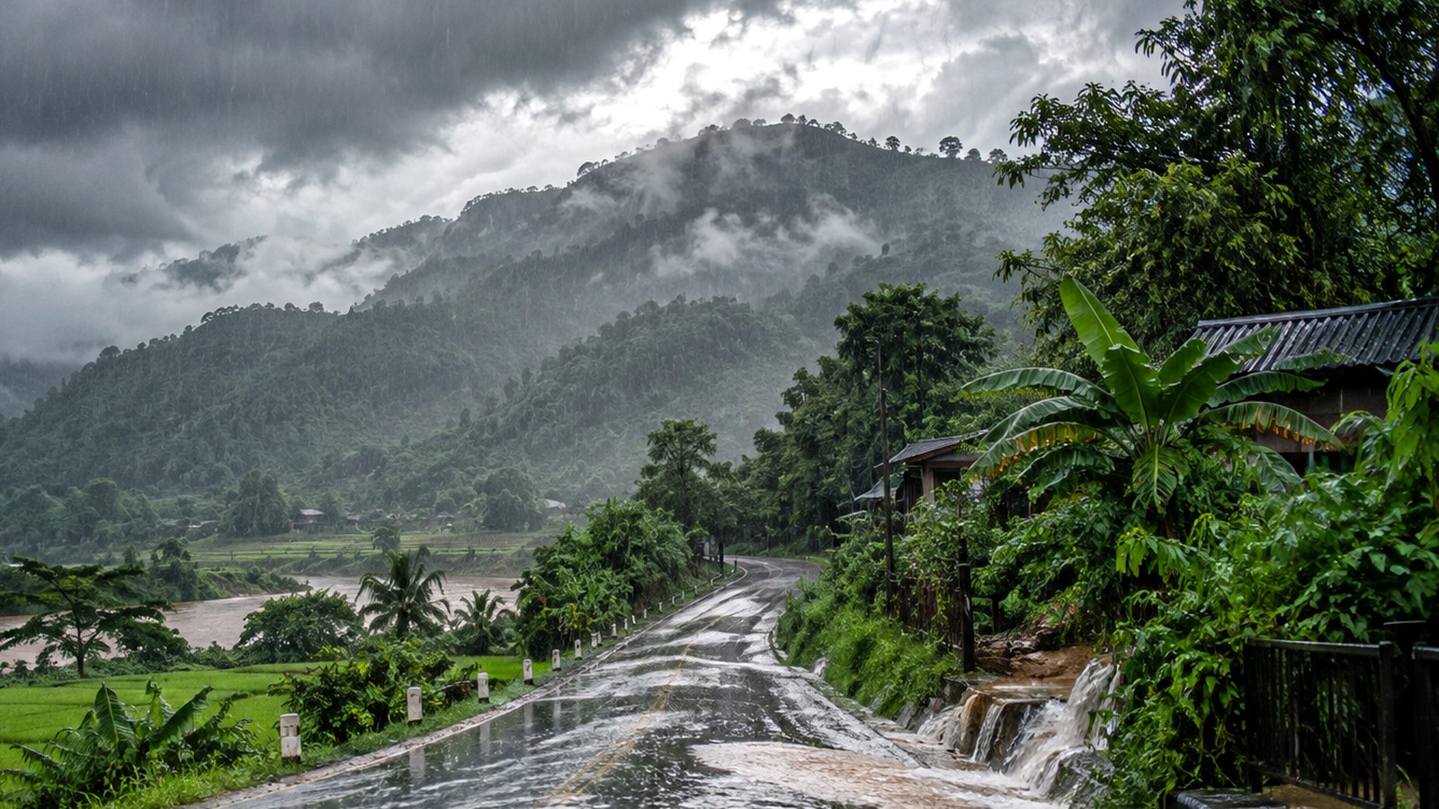 Pioggia monsonica intensa in un paesaggio montuoso del Vietnam