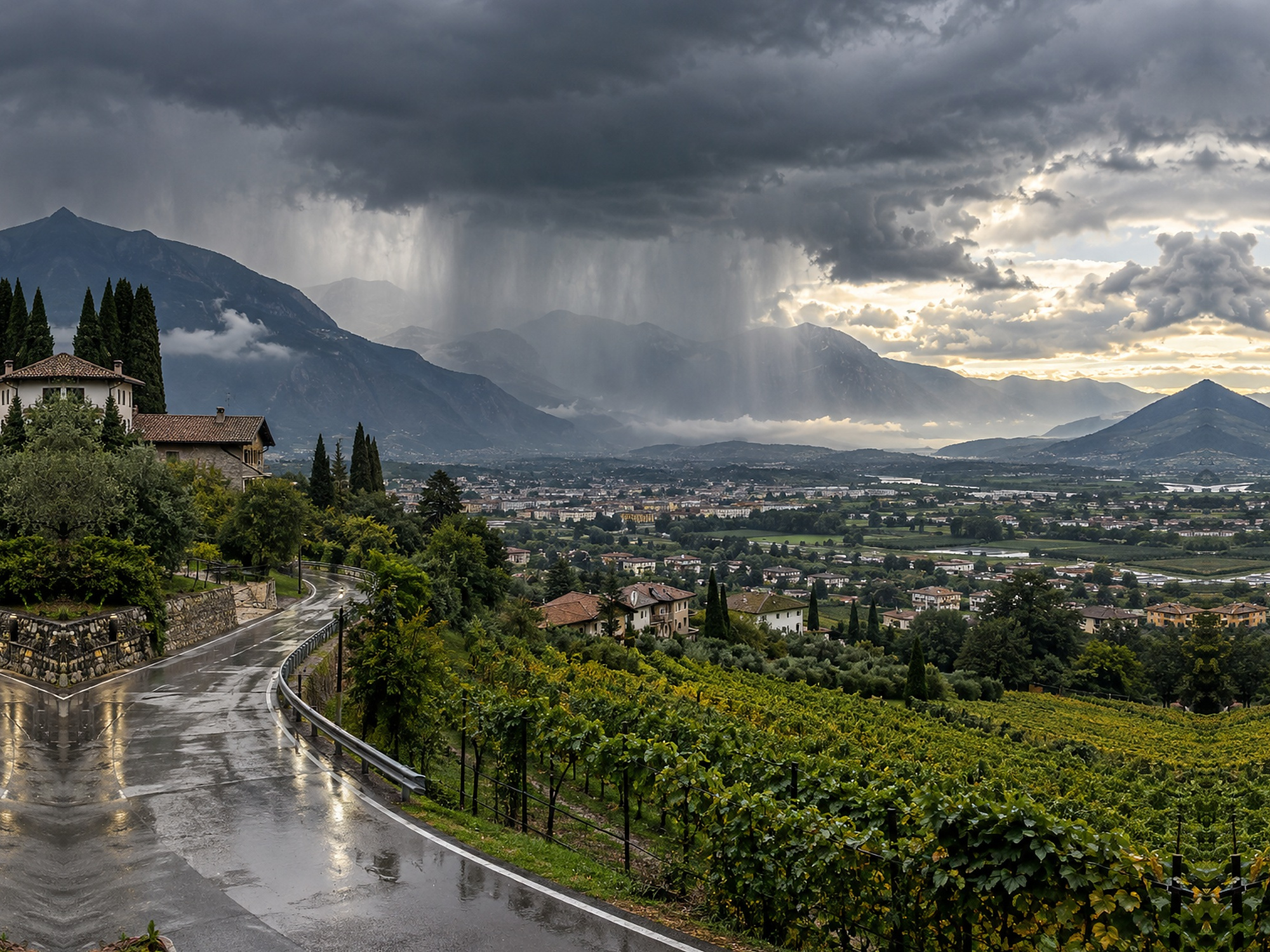 Paesaggio italiano sotto un temporale di settembre con pioggia intensa e schiarite in lontananza