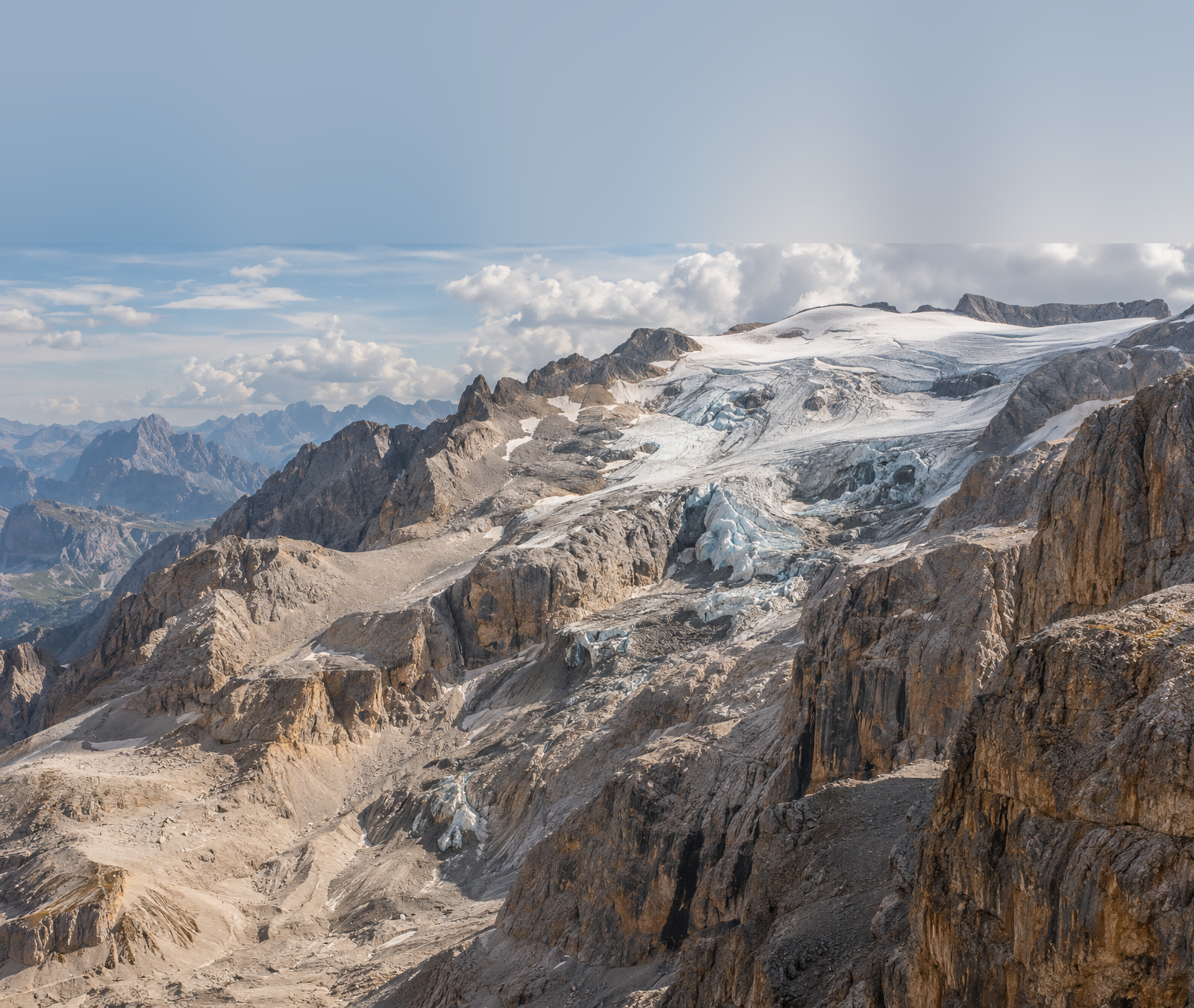 Illustrazione editoriale di un ghiacciaio alpino in forte ritiro tra rocce e morene.
